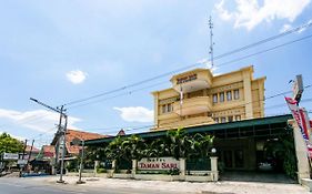 RedDoorz Plus near Alun Alun Karanganyar