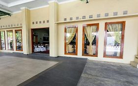 RedDoorz Plus near Alun Alun Karanganyar